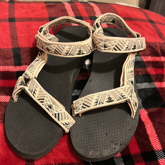 Velcro Size 8 Teva Sandals. - Picture 3 of 4